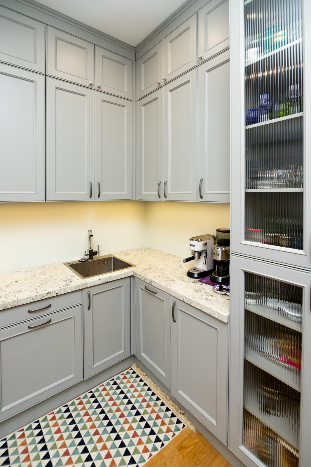 Светло-серая кухня в классическом стиле