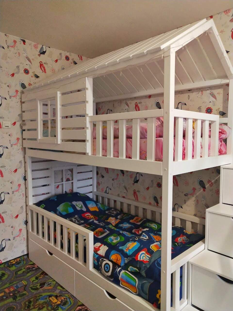 Детская двухъярусная кровать-домик "Конфетти" от фабрики "RuLes".