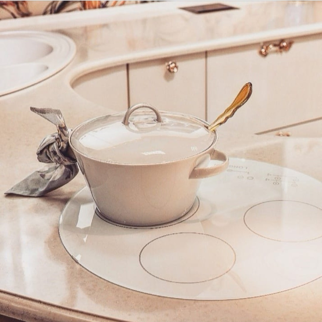 Гнутая кухня для мебельного салона