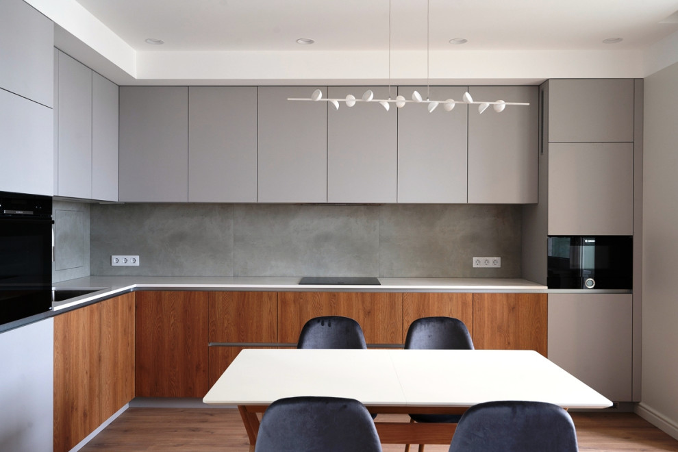 Еще одна серая кухня в большом проекте современной московской квартиры