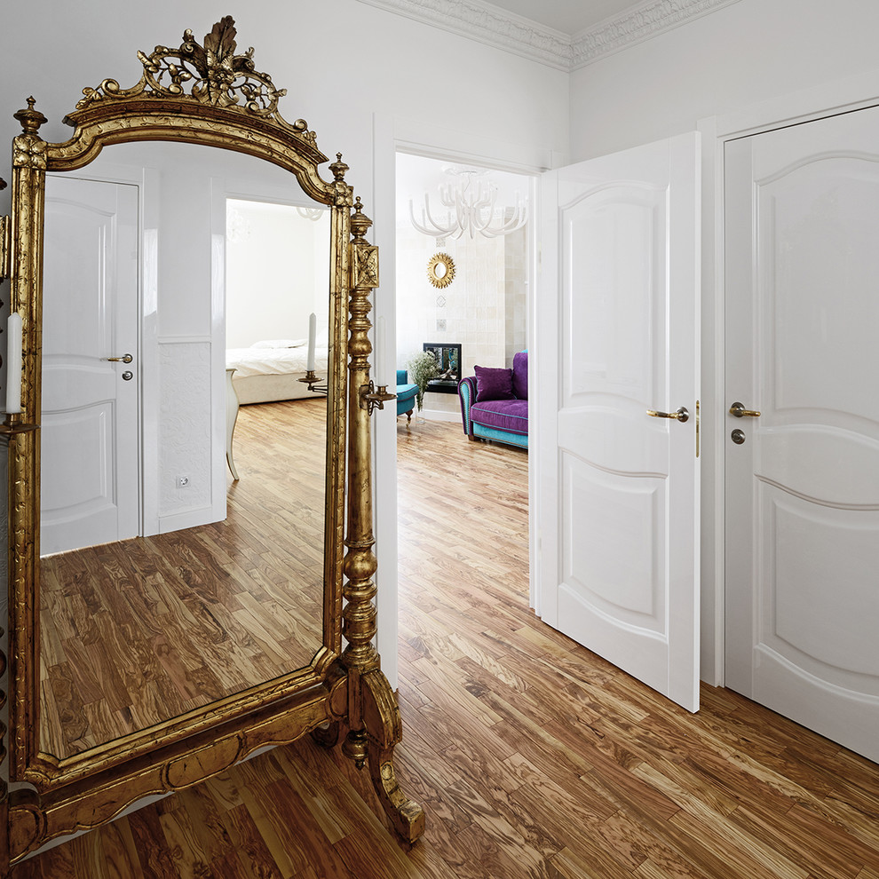 Спальня недели: Белый фон и классические детали в саратовской квартире