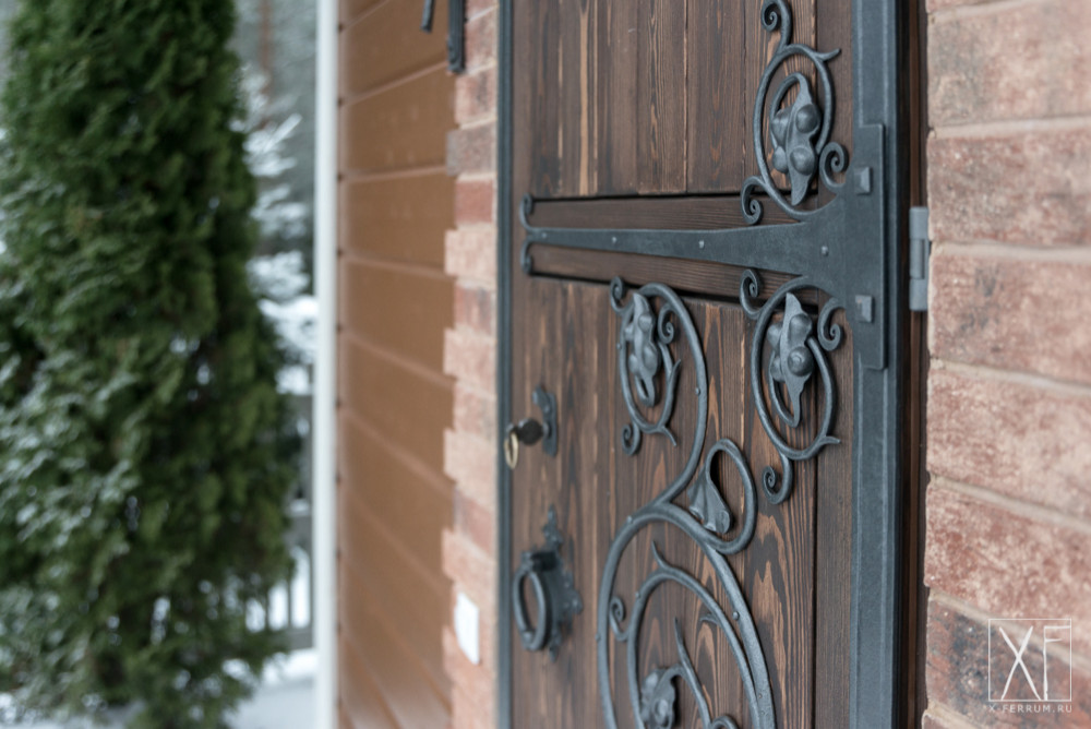 Декоративные кованные элементы и механический замок для двери в погреб