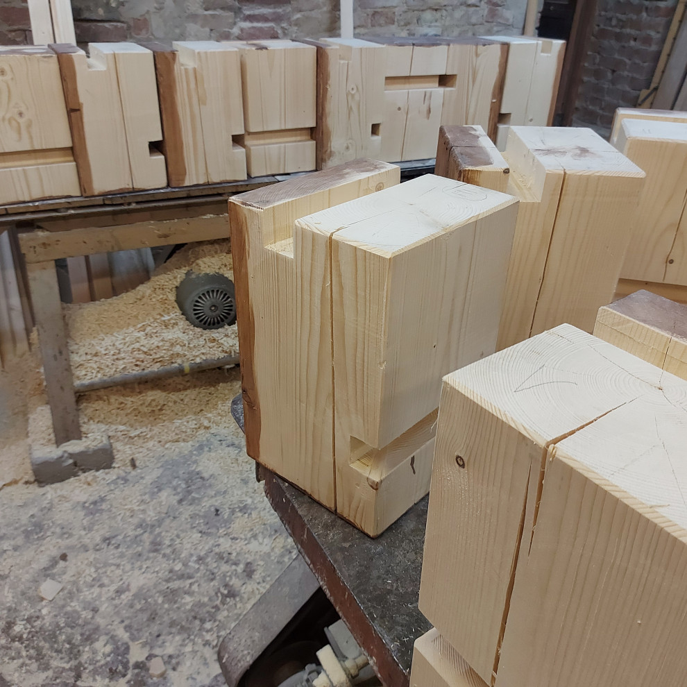 кровать из крупного бруса