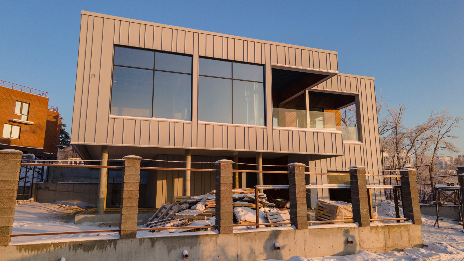 Современный дом над Окой,  в г. Нижнем Новгороде