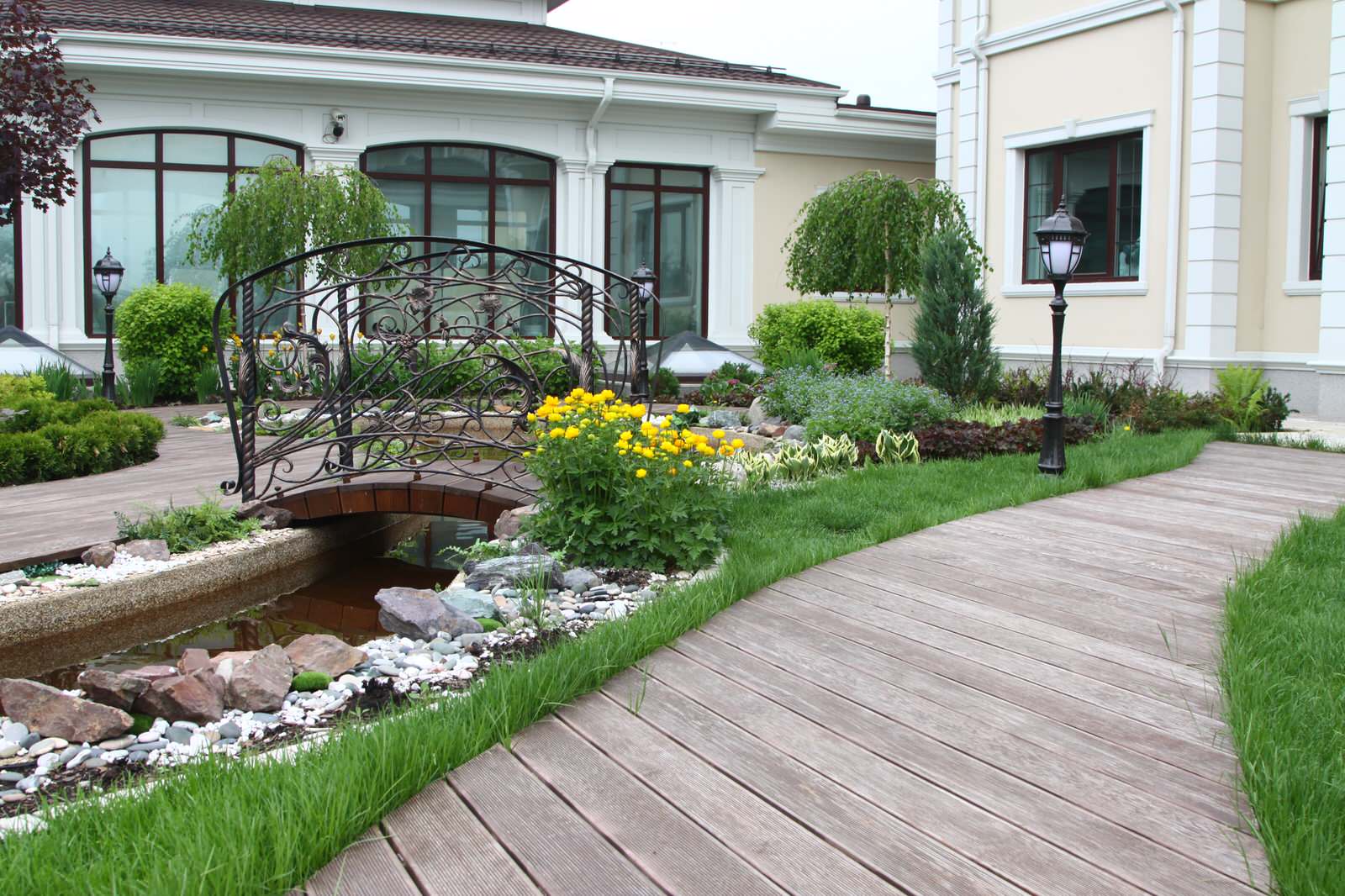 Внутренний дворик в коттеджном поселке "Изумрудный город"