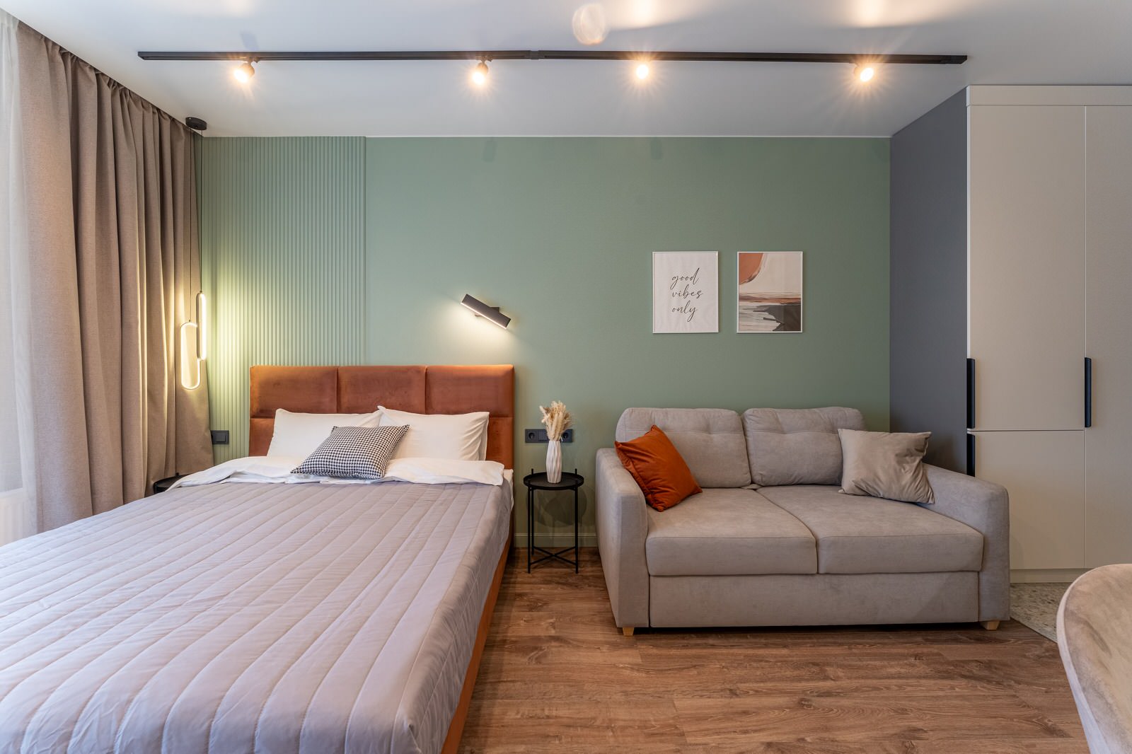 Обложка проекта: Апартаменты для посуточной аренды в центре города Калининграда