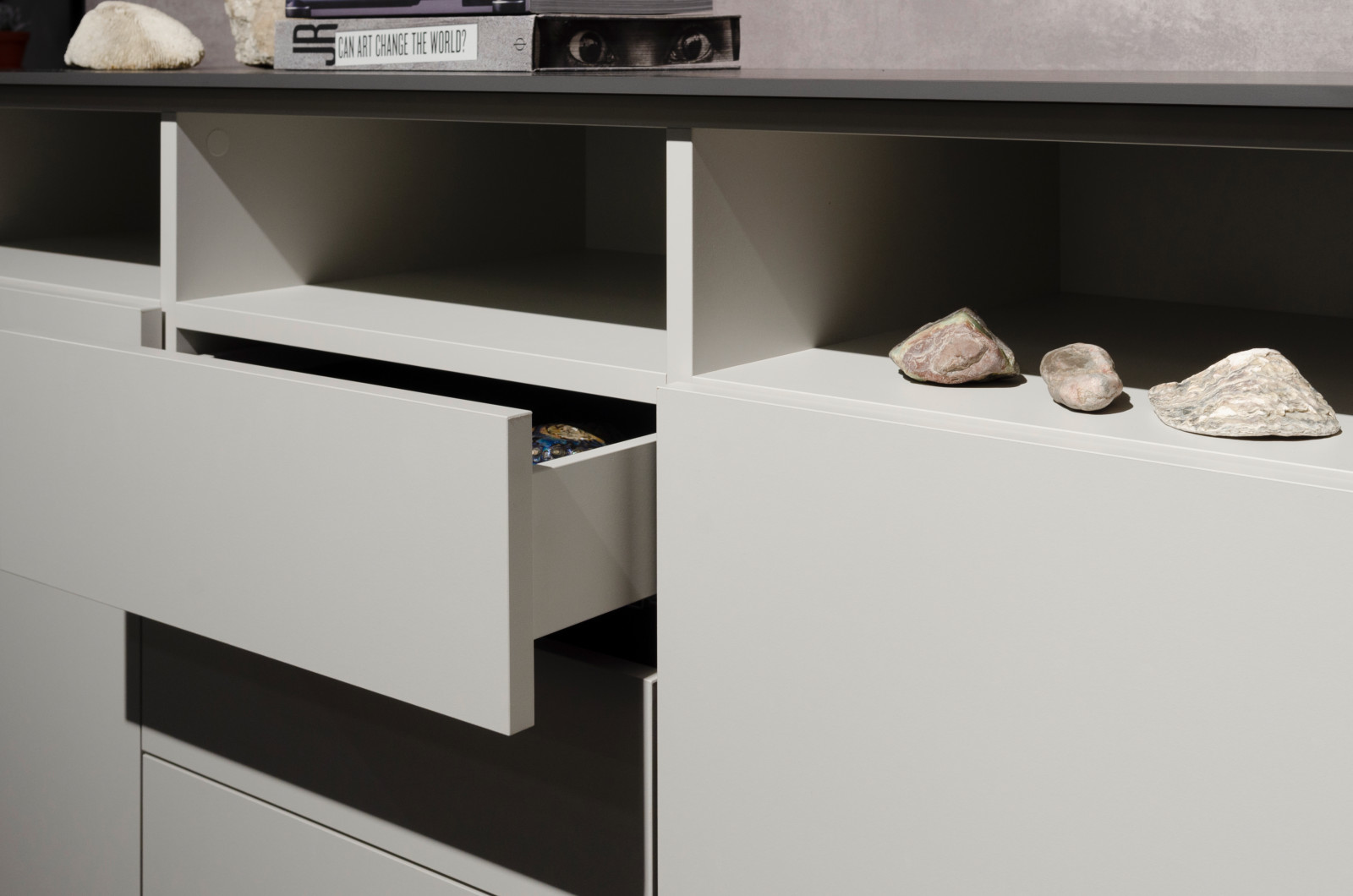 Белый комод raumplus с верхом под черный мрамор с выставки IMM Cologne 2020