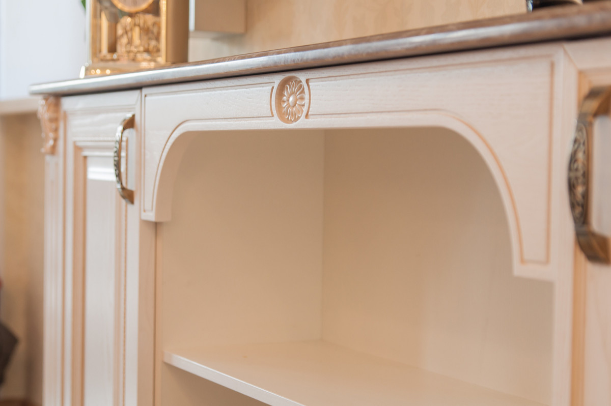 Изящный классический кухонный гарнитур