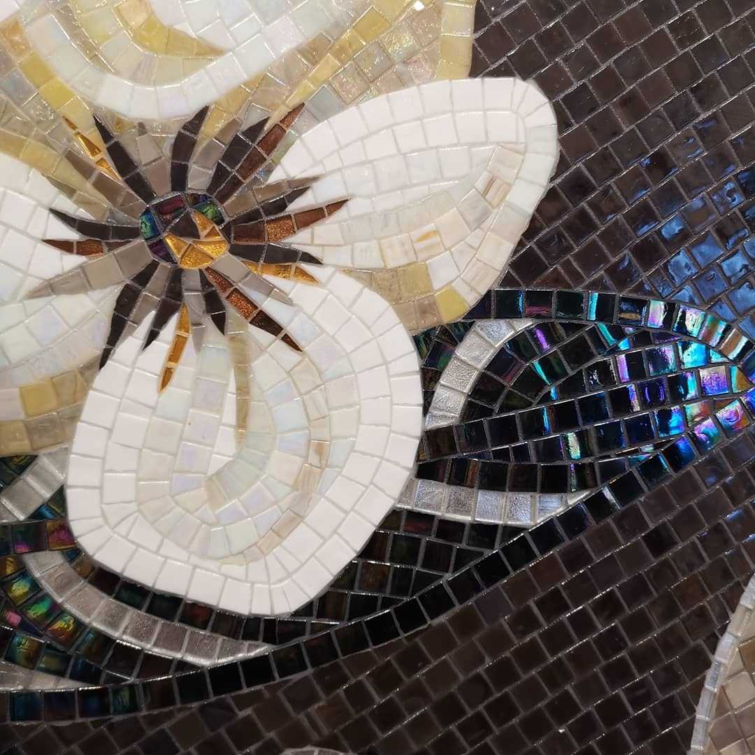 Панно Sicis "FLO 8BE", 1610х2730 мм. в ванной комнате.