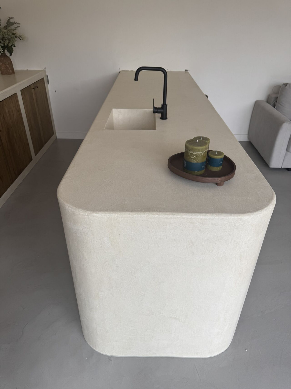 Кухня в стиле минимализм с отделкой под микроцемент