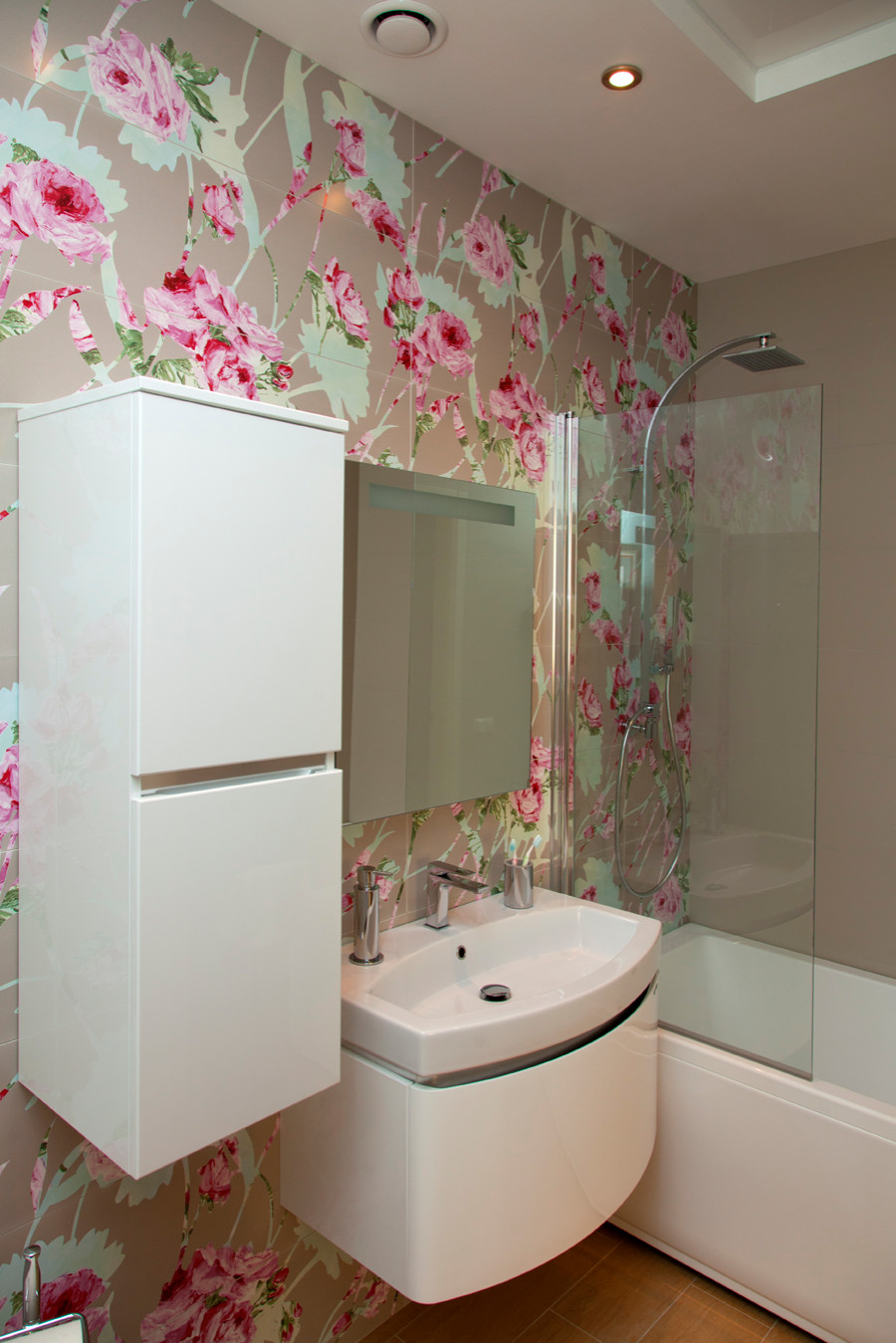 СОВРЕМЕННЫЙ ИНТЕРЬЕР С АНТИКВАРНЫМ КОМОДОМ