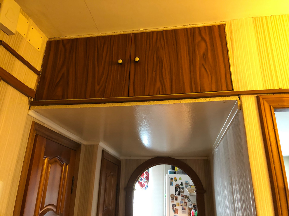 вход в туалет и ванную, антресоль