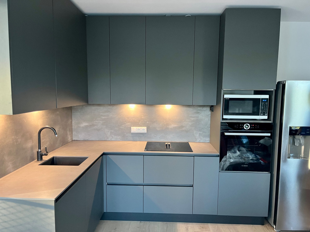 Обложка проекта: Небольшая кухня в темных тонах. Арендованные апартаменты. Столешница из искусств