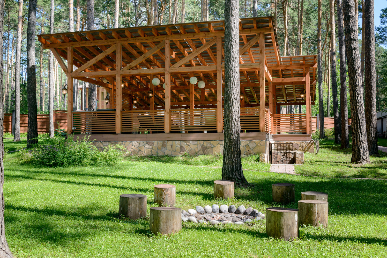 Полукрытый бассейн в сосновом бору