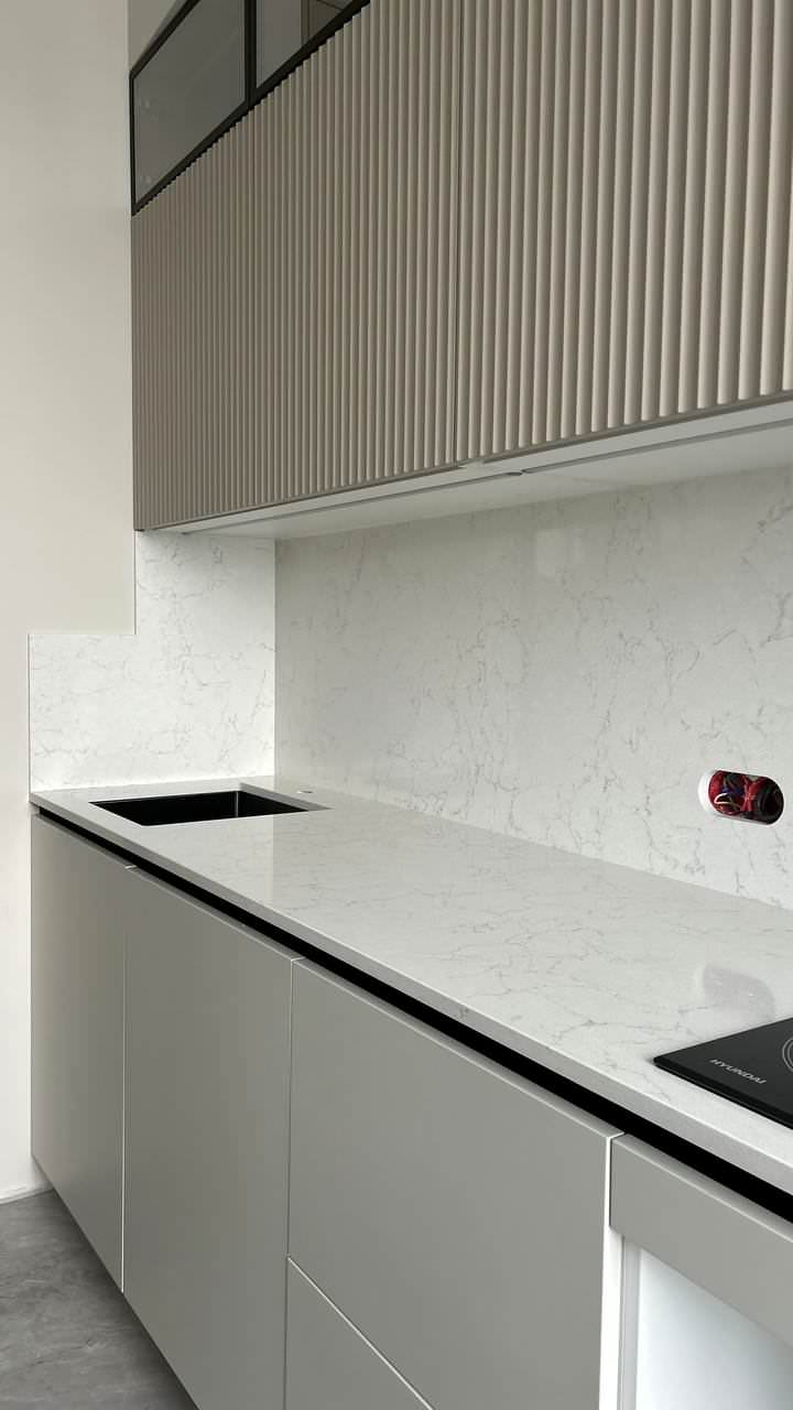 Столешница с фартуком и остров из кварцевого агломерата Vicostone Valley White