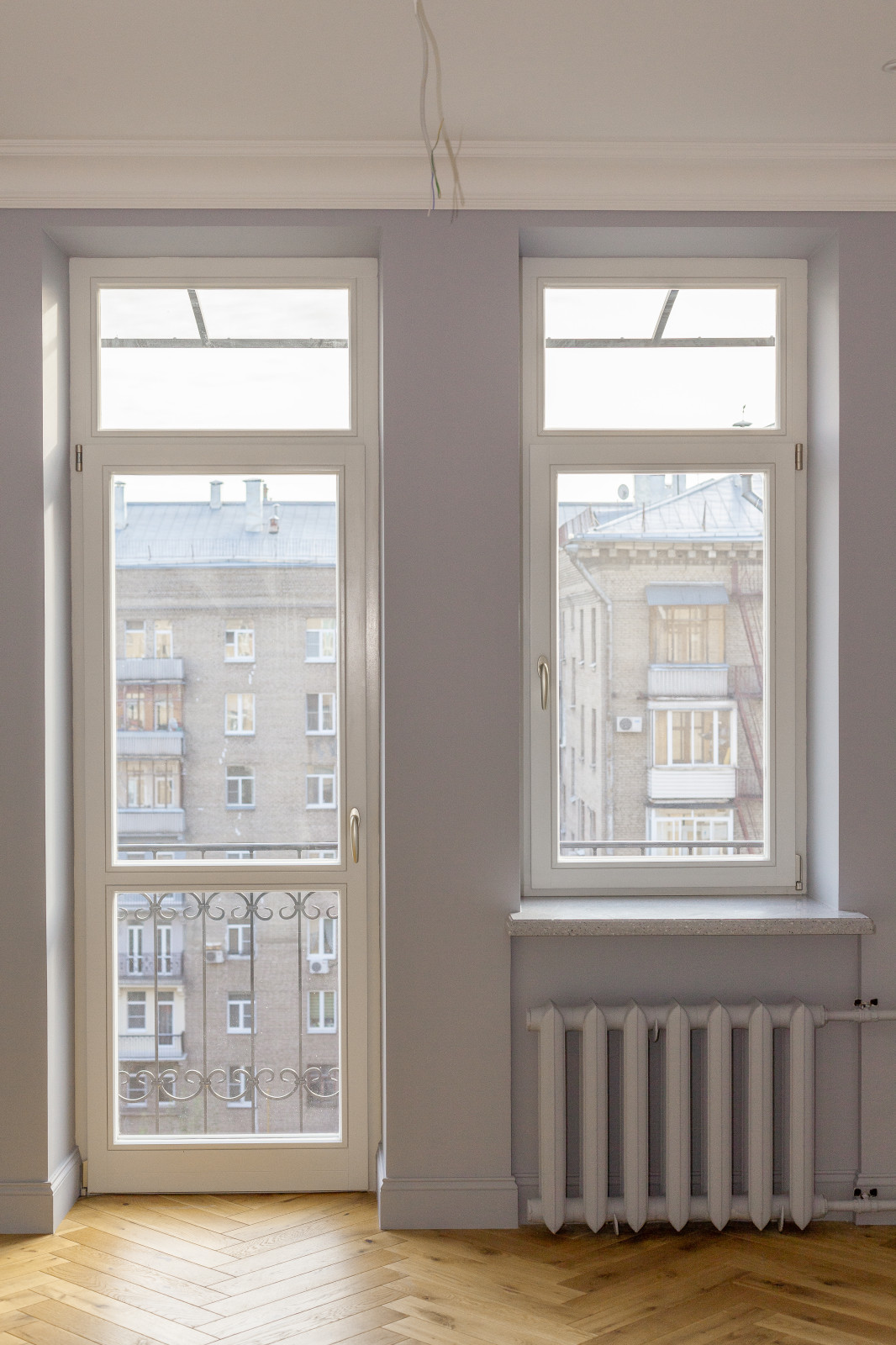 Окна из лиственницы, подоконники и столешница из искусственного камня