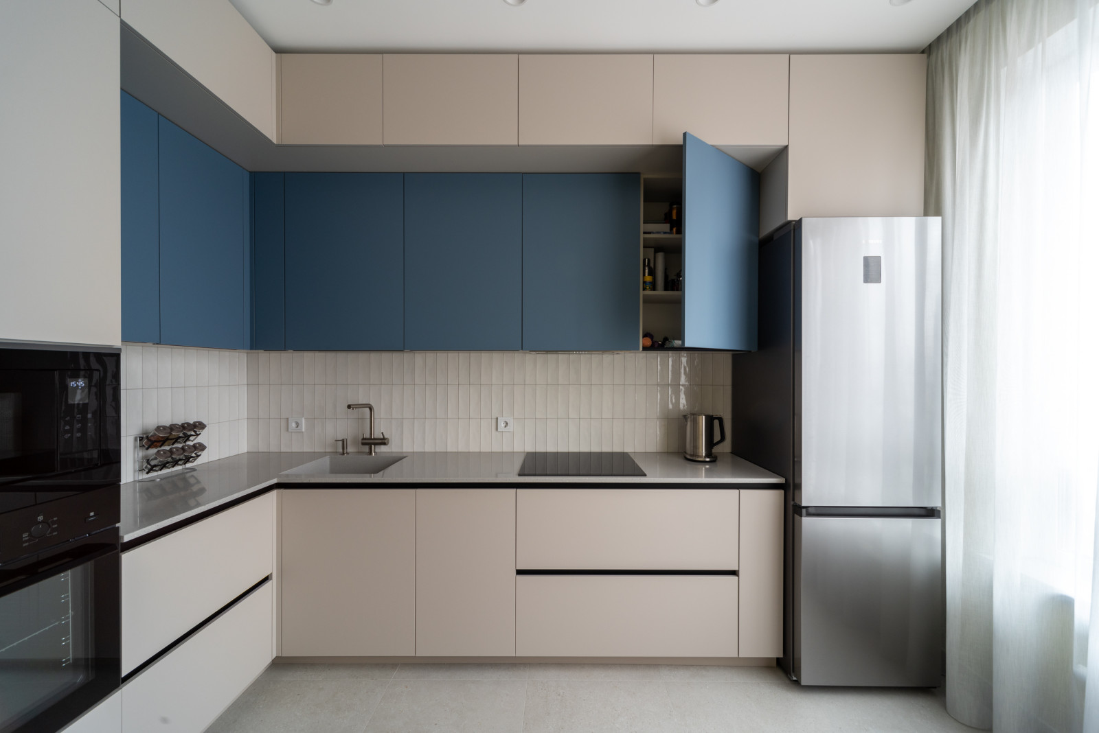 Двухуровневая угловая кухня