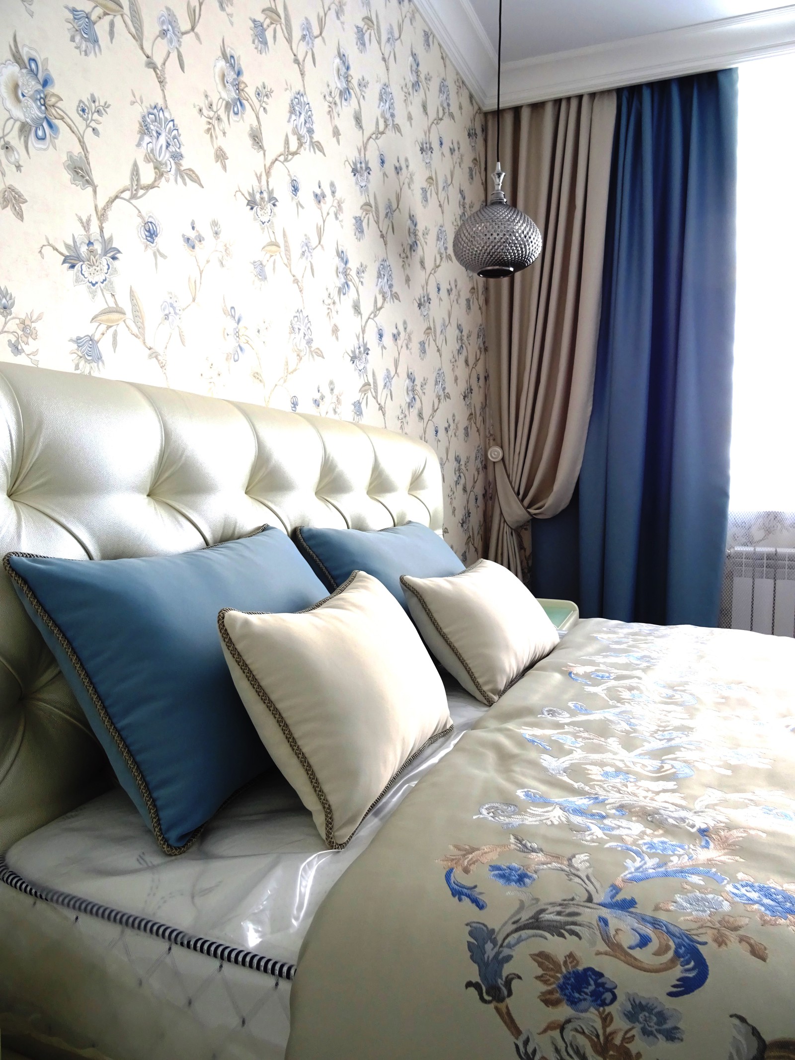 Обложка проекта: Благородная спальня в синих тонах