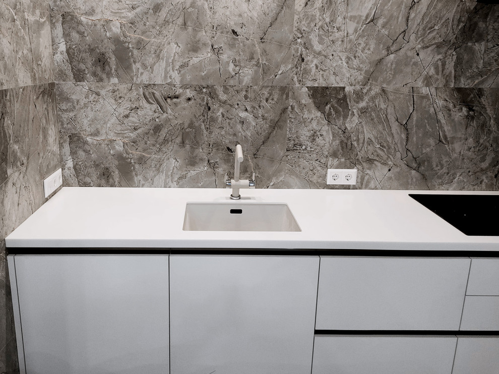 Белая столешница из искусственного камня Staron