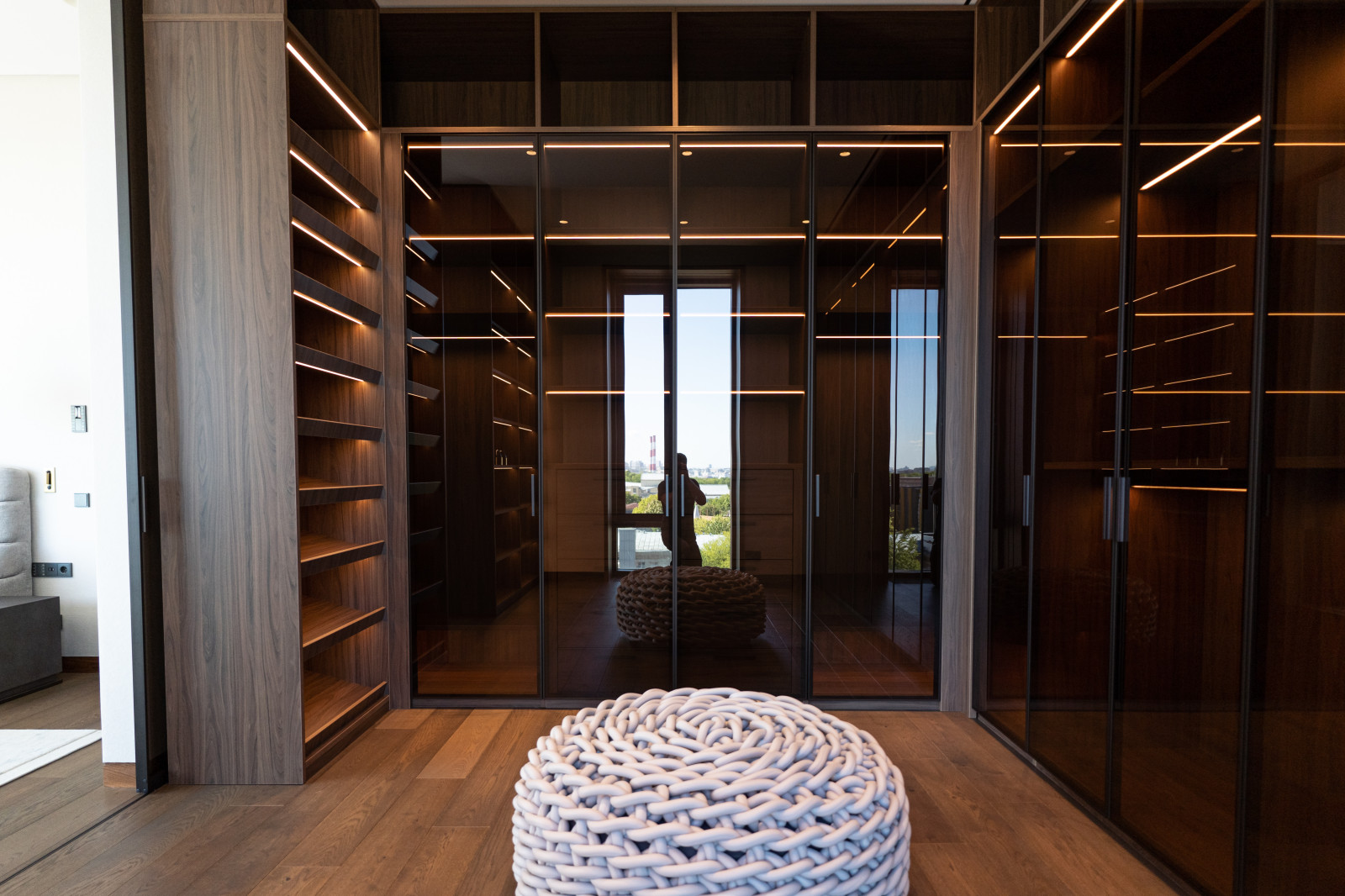 Гардеробная комната с распашными стеклянными RPE фасадами