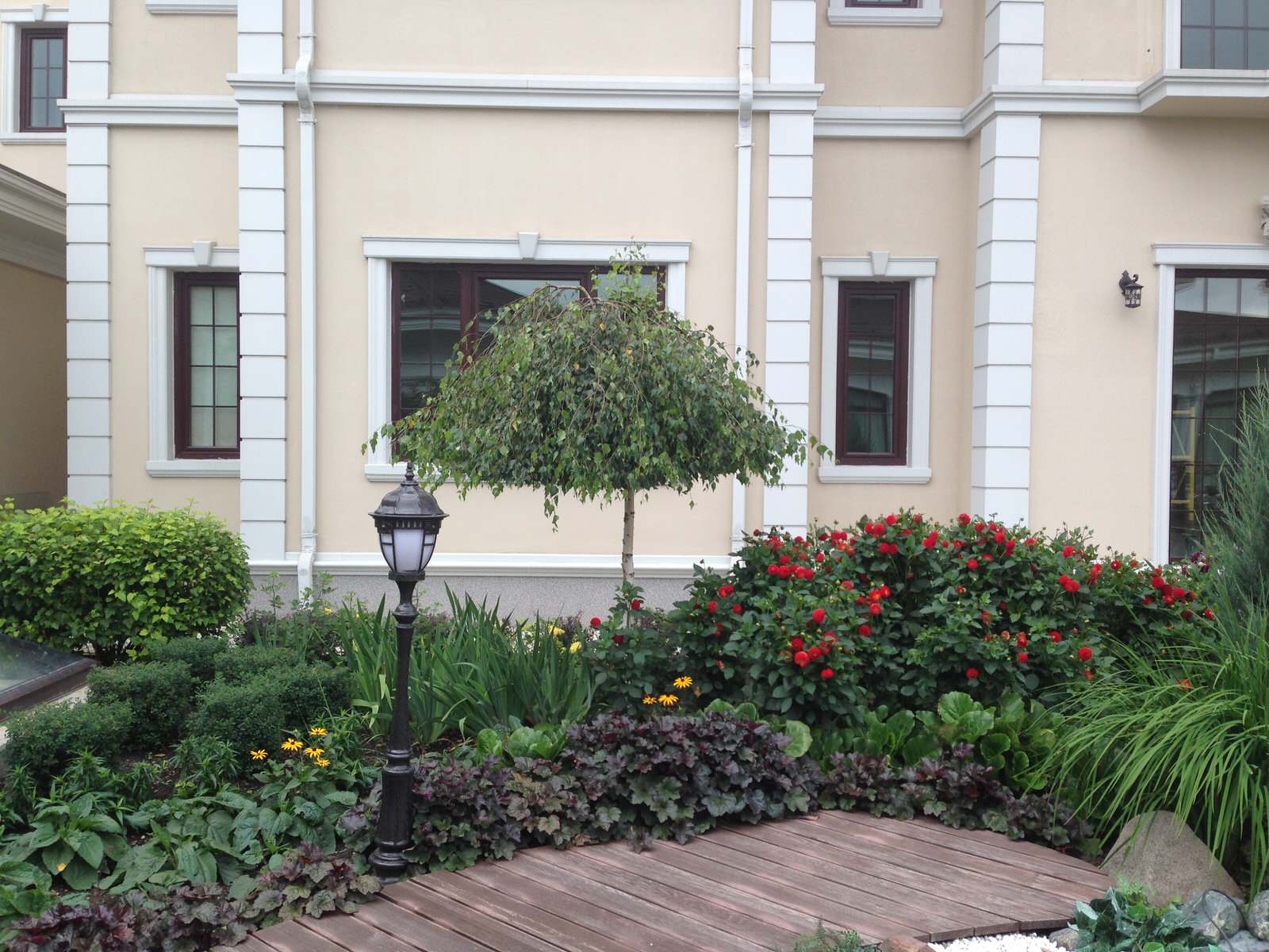 Внутренний дворик в коттеджном поселке "Изумрудный город"