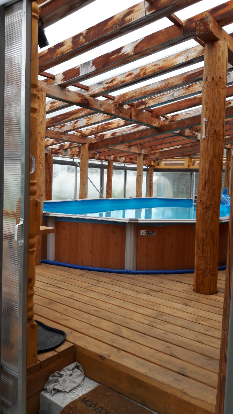 Деревянный дом с фасадом из металического сайдинга, баня с бассейном.