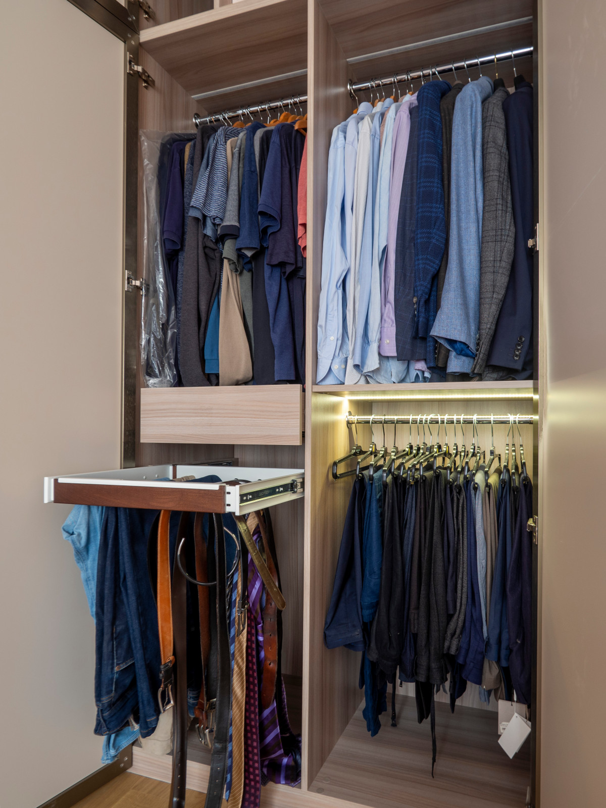 Стильный шкаф в спальню