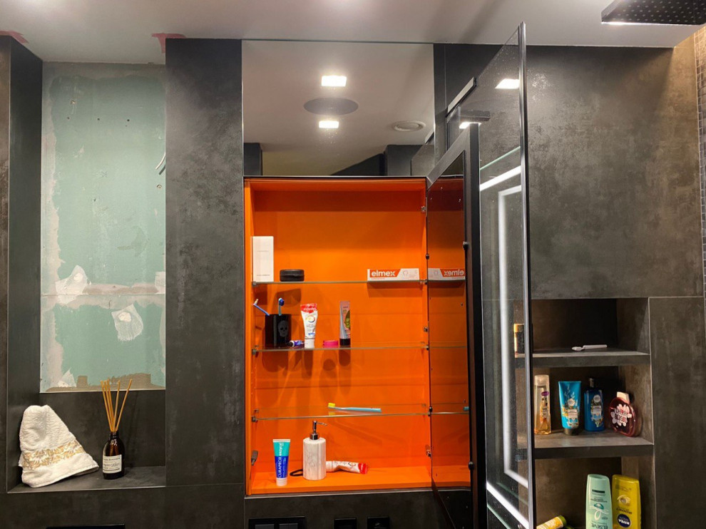 Зеркальный шкафчик.