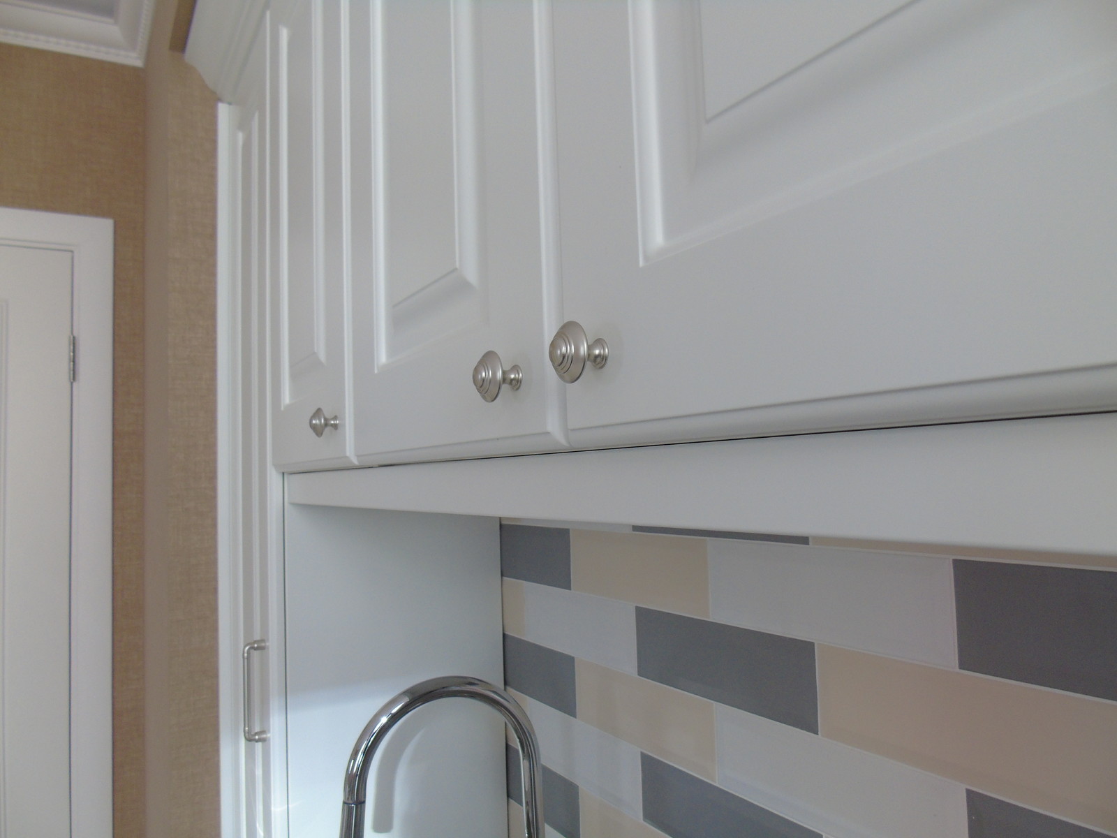 Белая кухня в квартире в Красногорске для заслуженного артиста России