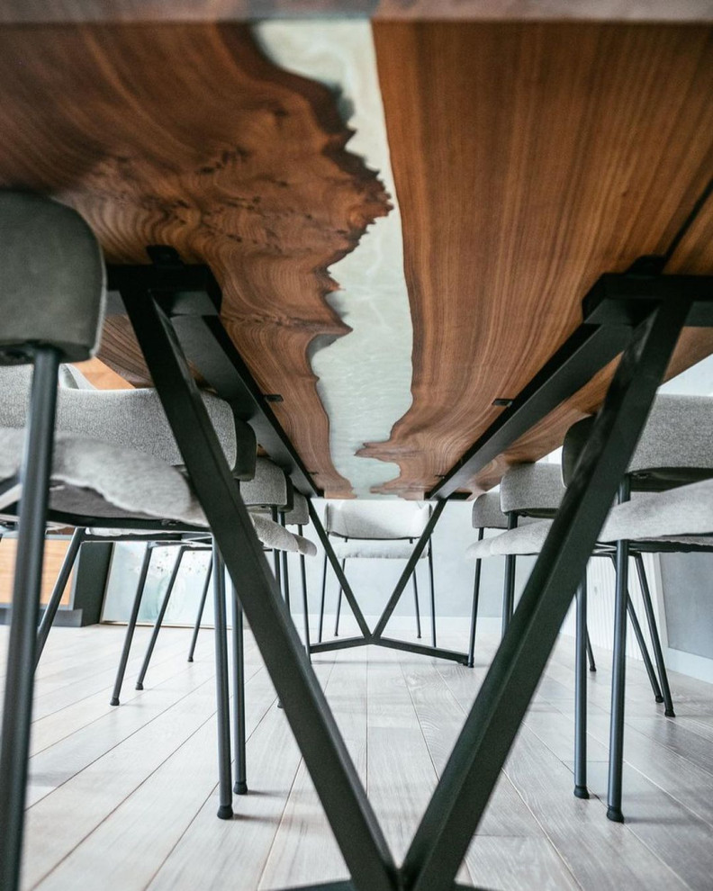 Обеденный стол из карагача с рекой из эпоксидной смолы