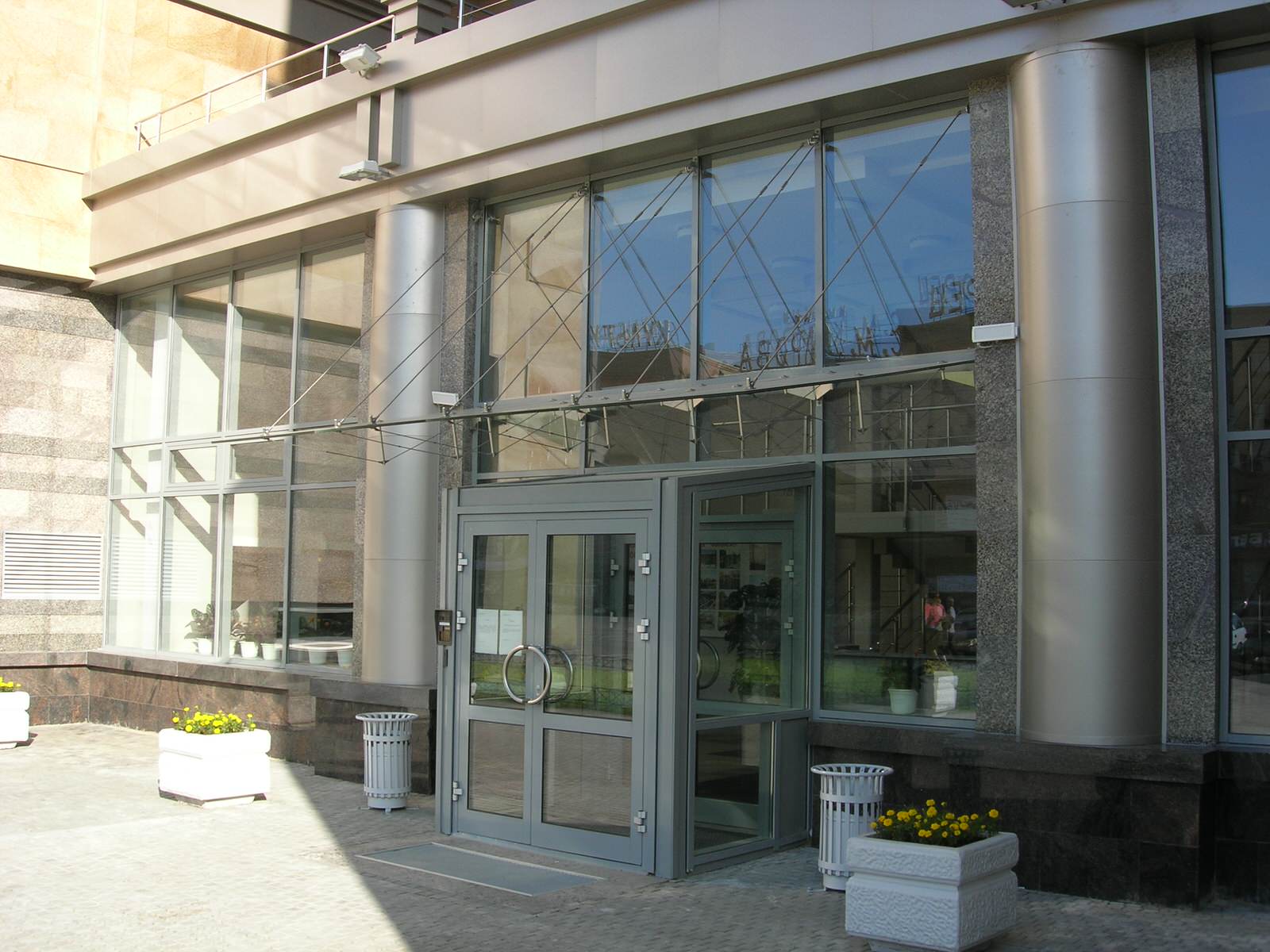 Цельностеклянный козырёк