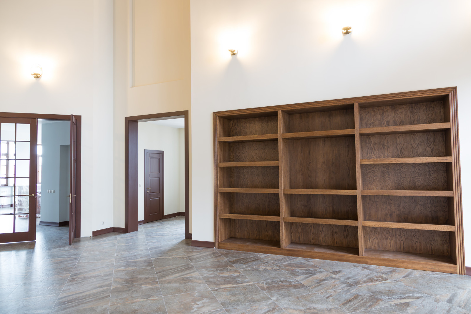 Встроенный открытый шкаф в каминной из дуба в масле