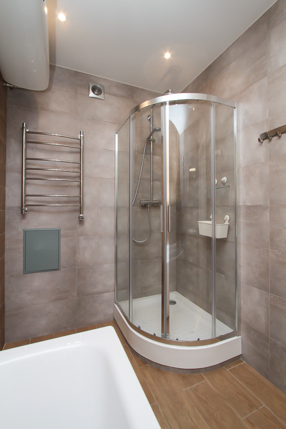 Квартира в современном стиле с яркими цветовыми акцентами.