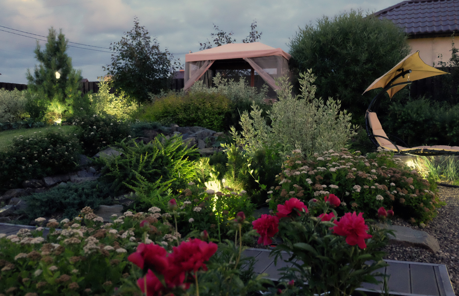 Сад с рельефом