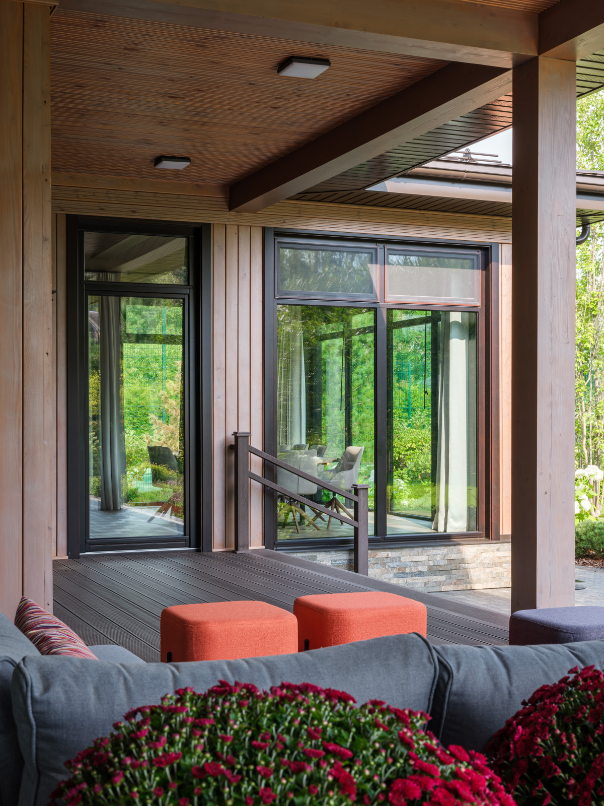 Остекление загородного дома в современном стиле