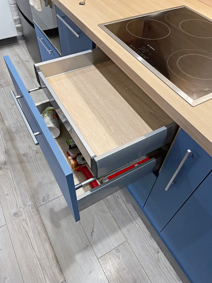 Кухня с синими фасадами