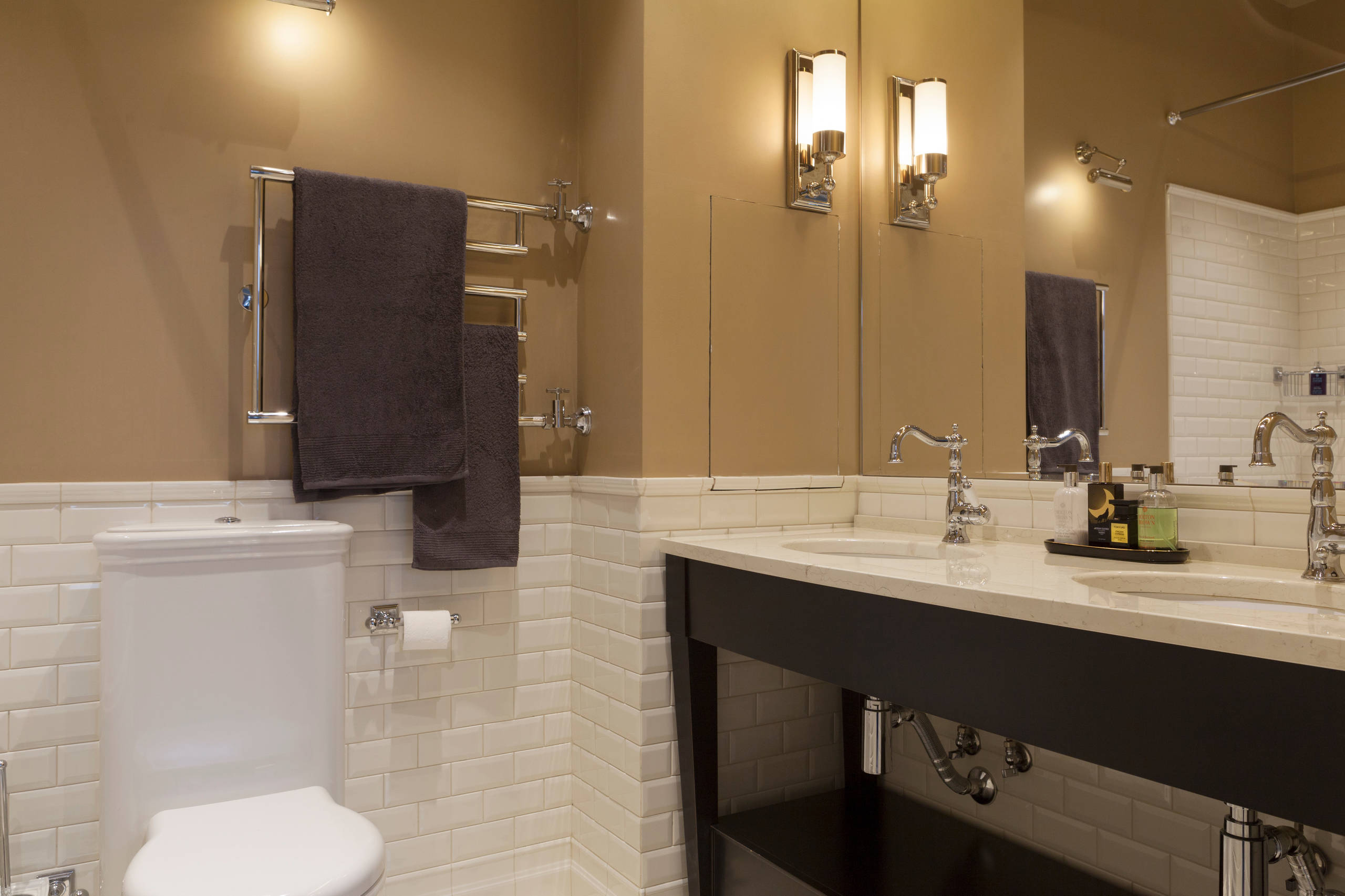 Как правильно: Спрятать коммуникации в ванной комнате