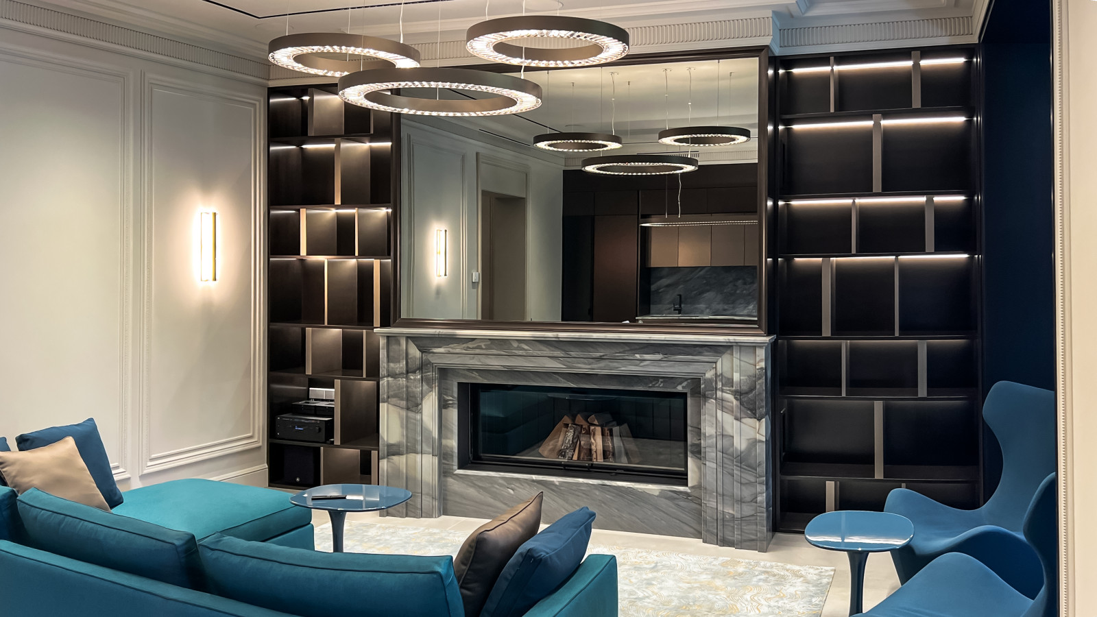 Зеркальный телевизор над камином