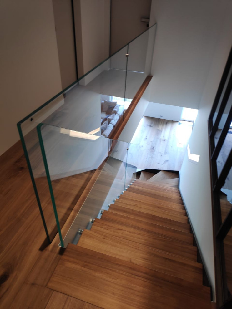 Современная лестница на стальной тетиве