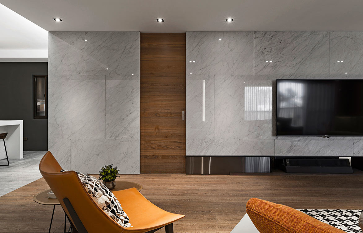 Светлая квартира с просторной диванной зоной от L DESIGN