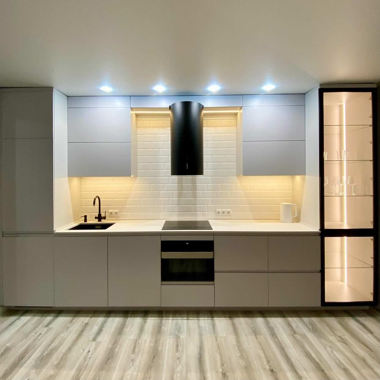 Стильная кухня с витриной