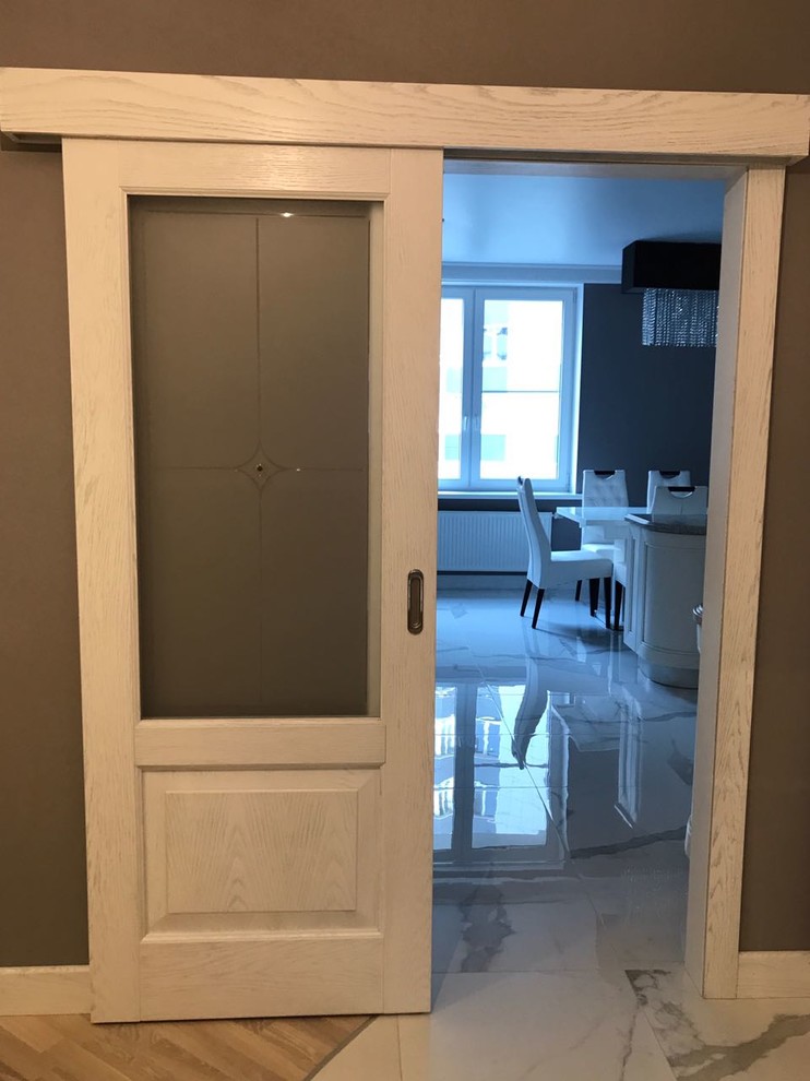 Дверь из массива дуба Belorawood модель Эпир 2 белая дверь с патиной серебо