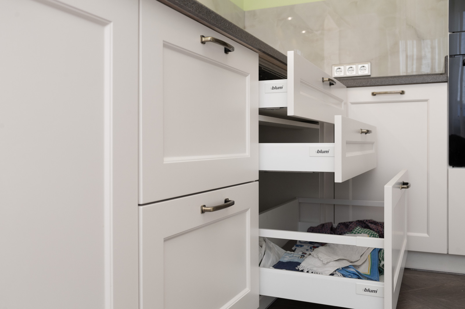 Кухня с островом и каменной столешницей