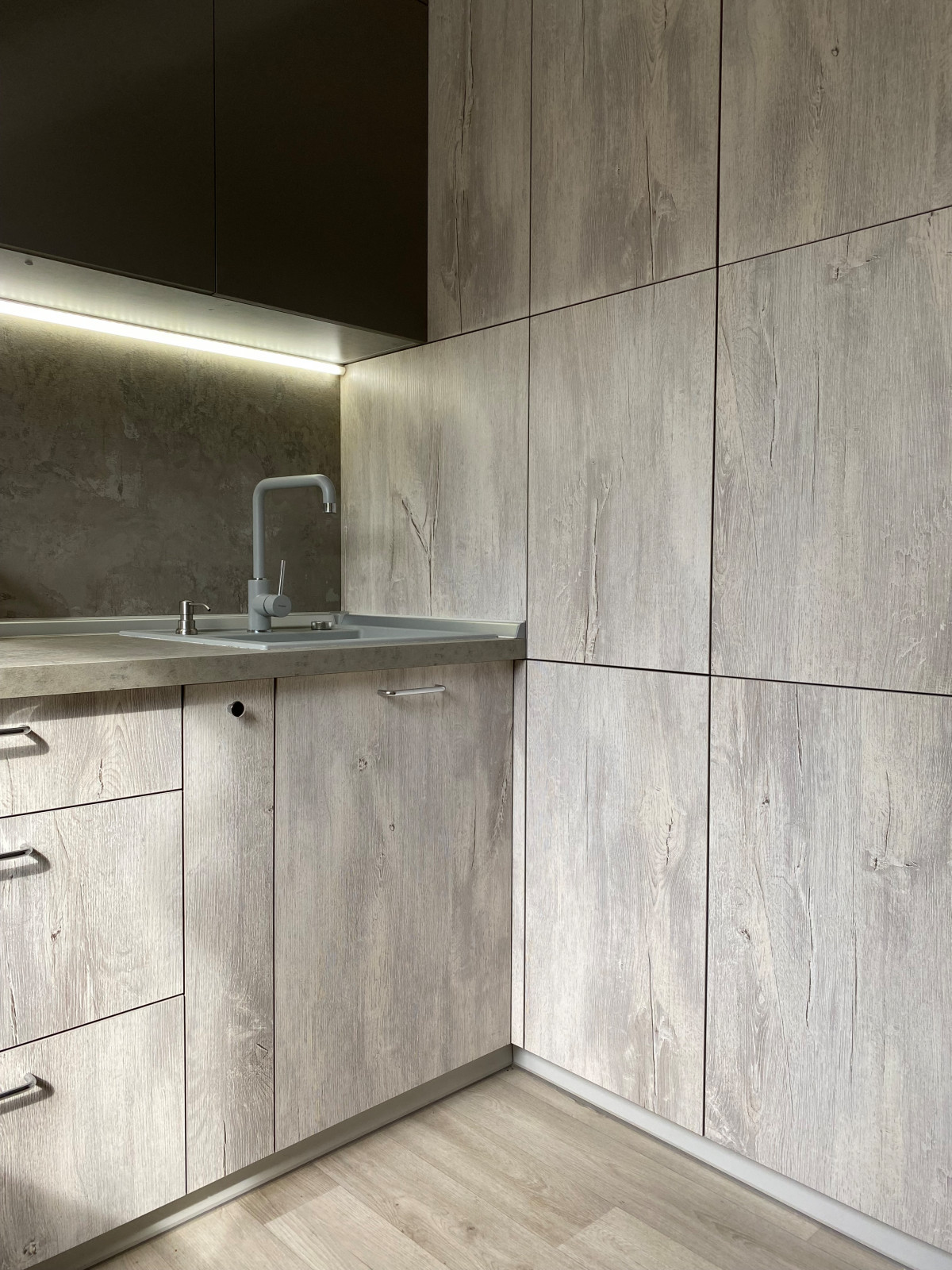 Маленькая угловая встроенная кухня в коричневом и светло-сером цвете