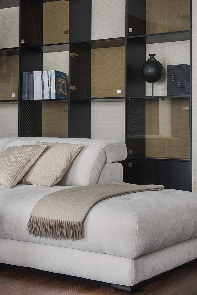 Современная квартира в Санкт-Петербурге с видом на озеро.