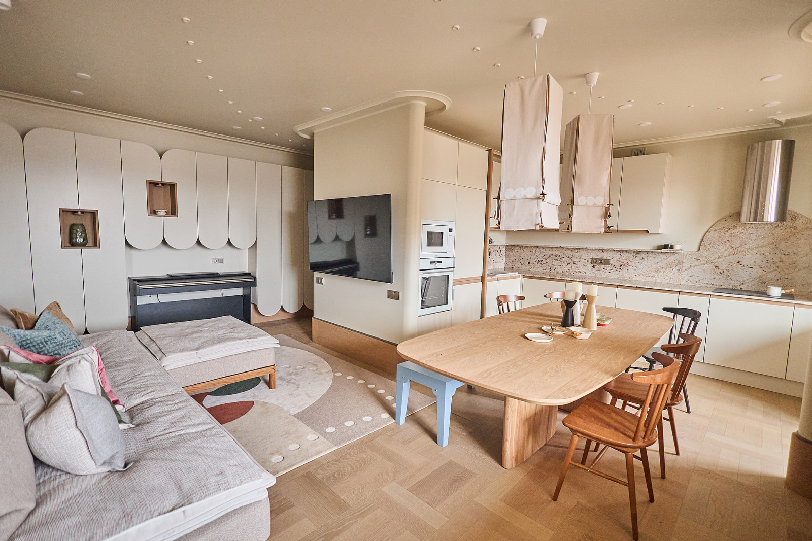 Кухня-столовая с завитком гюль