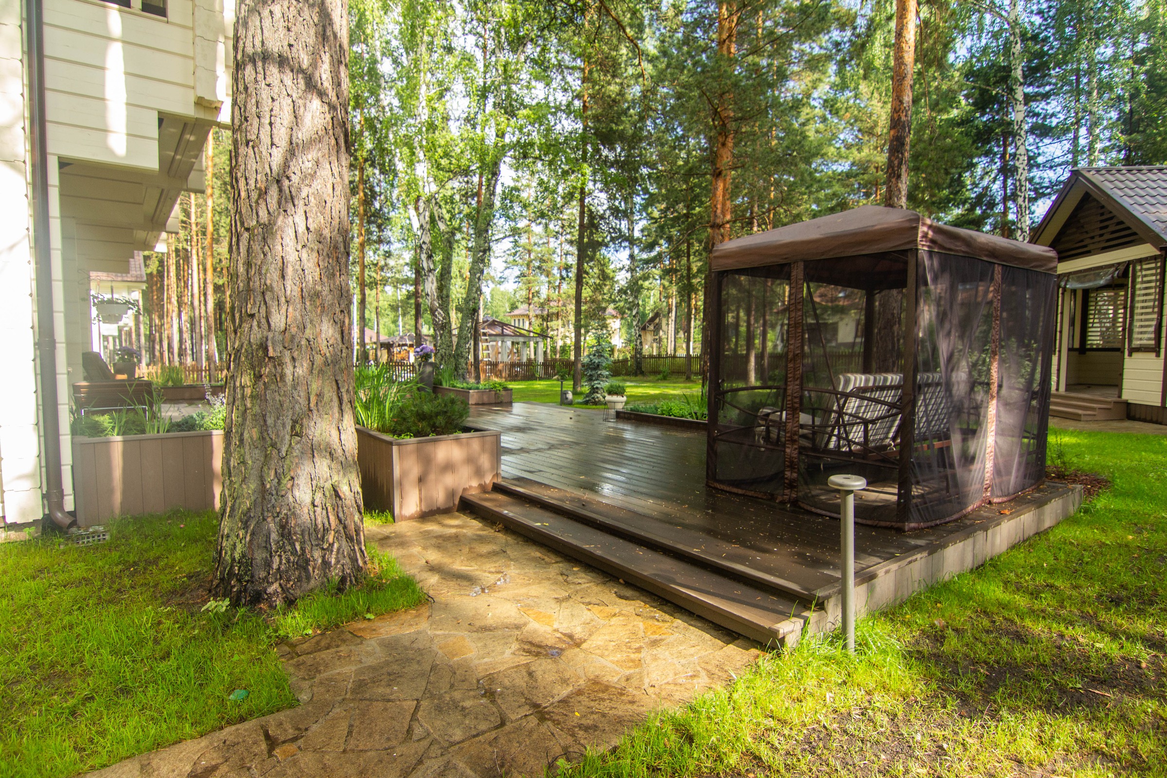 Тенистая терраса в саду