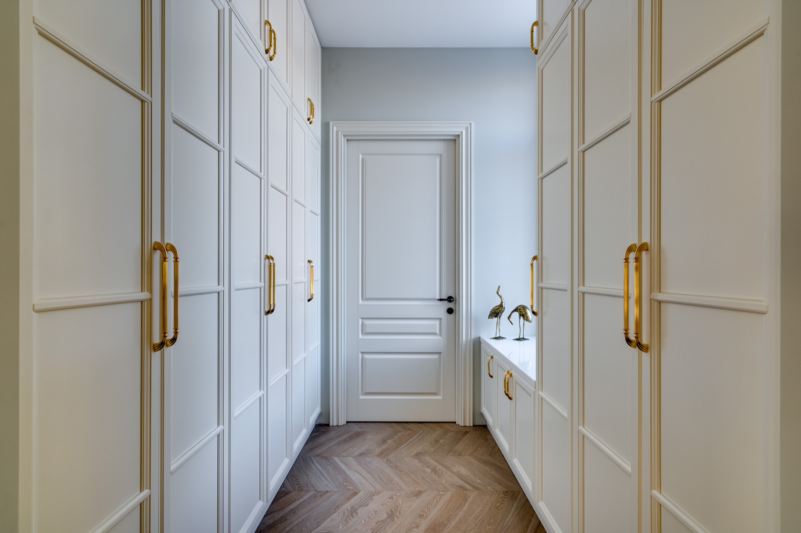 Просторная гостинная с функциональной мебелью