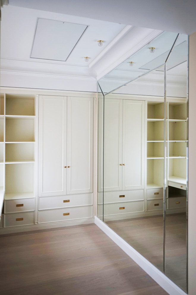 Фото готового интерьера. Второй этаж загородного дома, пространство спален в дом