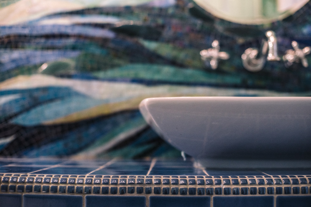 Перепланировка квартиры с радиальной фасадной стеной, авторская мозаика.